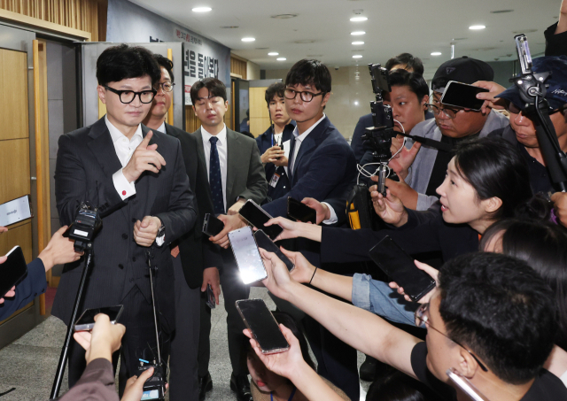 국민의힘 한동훈 대표가 25일 국회 의원회관에서 열린 세미나를 마치고 나와 기자들의 질문에 답하고 있다. 연합뉴스