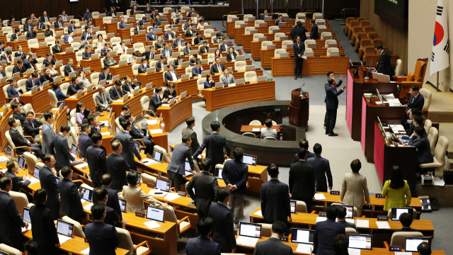 26일 오후 국회에서 열린 본회의에서 여당 추천 몫인 한석훈 국가인권위원 선출안이 부결되자 국민의힘 의원들이 여야 합의안인데 부결했다며 항의하고 있다. 연합뉴스