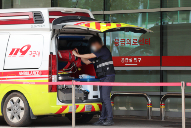 26일 서울 시내 한 대학병원 응급의료센터로 환자를 이송한 구급대원이 구급차를 정리하고 있다. 본 기사와 직접적 연관은 없음. 연합뉴스