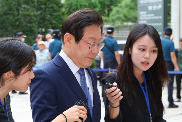 더불어민주당 이재명 대표가 27일 오전 서울 서초구 서울중앙지방법원에서 열린 