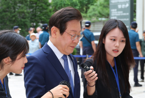 이재명 '대장동 배임·성남FC 뇌물' 혐의…1심 속행 공판 출석