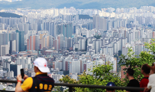 서울 남산에서 바라본 시내 아파트 단지 모습. 연합뉴스