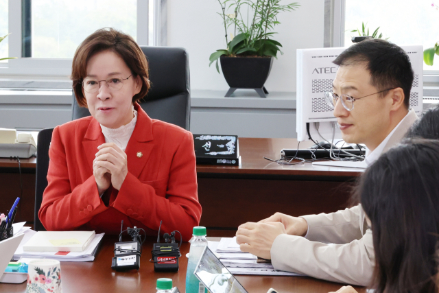 국민의힘 소속 국회 여성가족위원회 이인선 위원장과 김상욱 간사가 25일 오전 서울 여의도 국회에서 