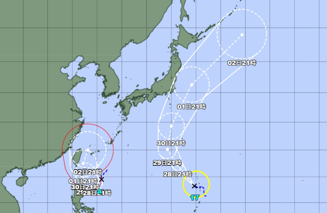일본기상청 27일 오후 9시 발표 (왼쪽)39호 열대저압부(향후 18호 태풍 끄라톤 발달 전망) 및 (오른쪽)17호 태풍 제비 예상경로