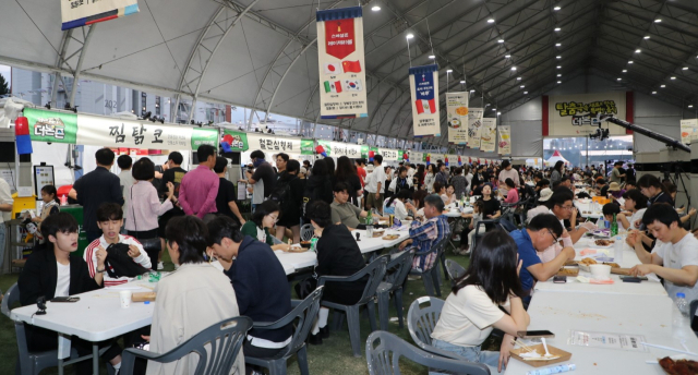 안동국제탈춤페스티벌 이튿날에도 다양한 공연이 펼쳐진다. 하회별신굿 탈놀이와 양주별산대, 우즈베키스탄 등 해외 10개 공연이 펼쳐진다. 저녁에는 하화마을 만송정에서 선유줄불놀이의 불꽃 장관을 볼 수 있다. 안동시 제공