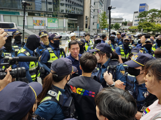 28일 대구 중구 도시철도 2호선 반월당역 12번 출구 앞 달구벌대로에서 경찰과 대구퀴어문화축제 조직위 사이 충돌이 빚어지는 모습. 김지효 기자