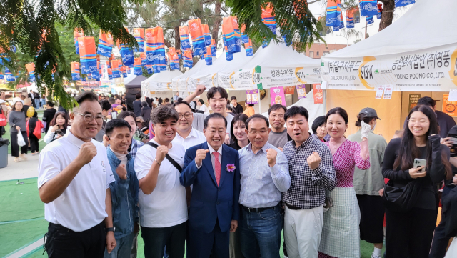 홍준표 대구시장이 26일(현지시간) 미국 로스앤젤레스(LA) 한인타운 내 서울국제공원 일원에서 열린 LA한인축제에서 대구 지역 식품 기업 관계자들과 기념촬영을 하고 있다. 강은경 기자