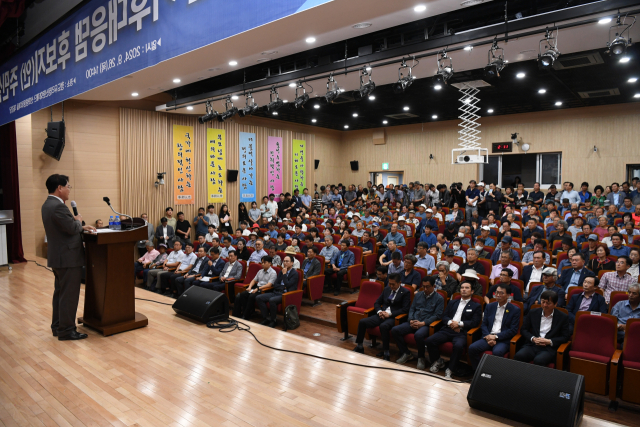 김하수 청도군수가 운문천 기후대응댐 건설과 관련해 주민들에게 청도군의 입장을 설명하고 있다. 청도군 제공