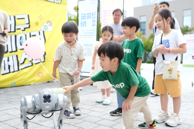 28~29일 대구삼성창조캠퍼스에서 열린 2024대구메이커페스타에는 이틀간 3만여명의 관람객들이 행사장을 찾아 다양한 만들기 체험을 했다. 한국로봇산업진흥원 부스에서 4족 보행로봇 미션체험 중인 어린이들. 매일신문