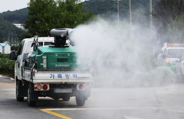 지난 19일 럼피스킨이 발생한 경기도 여주시 한우농가 주변에서 방역차가 분주하게 움직이고 있다. 연합뉴스