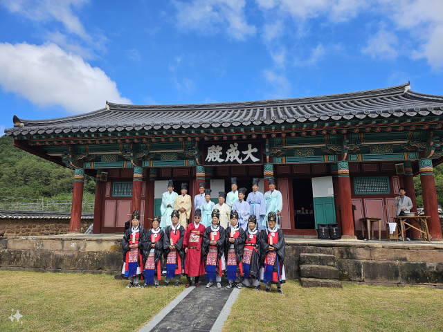 지난 28일 영양향교 대성전에서 개최된 추계 석전대제 봉행에 참석한 오도창 영양군수와 김영범 영양군의장 등 내빈과 지역 유림들이 기념 촬영하고 있다. 이날 오도창 영양군수가 초헌관을, 김영범 영양군의장이 아헌관을 맡았다. 영양군 제공