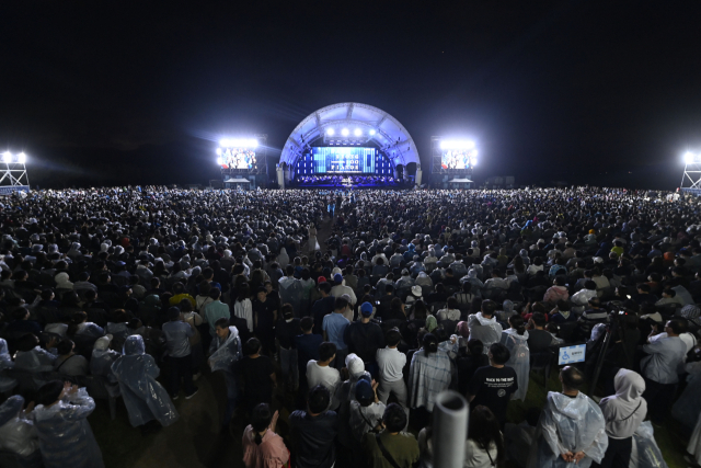 28일 저녁 2만명의 시민들이 찾은 대구 달성군 화원읍 사문진 상설야외공연장에서 