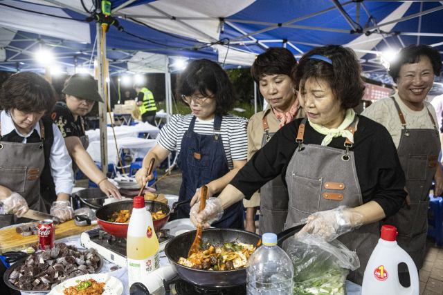 대구대 주막촌에 만학도들이 손맛을 뽑내고 있다. 대구대 제공