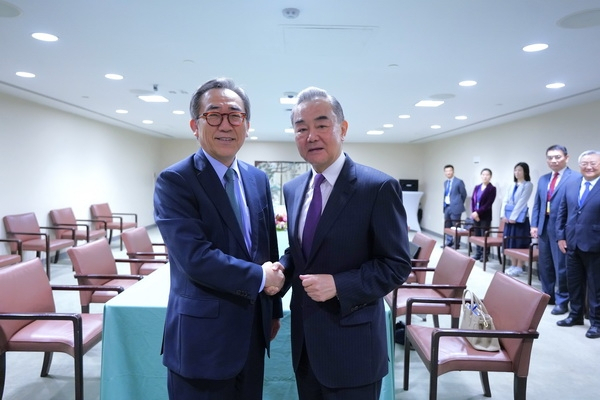 28일(현지시간) 미국 뉴욕에서 만난 조태열 외교장관과 왕이 중국 외교부장(오른쪽). 연합뉴스