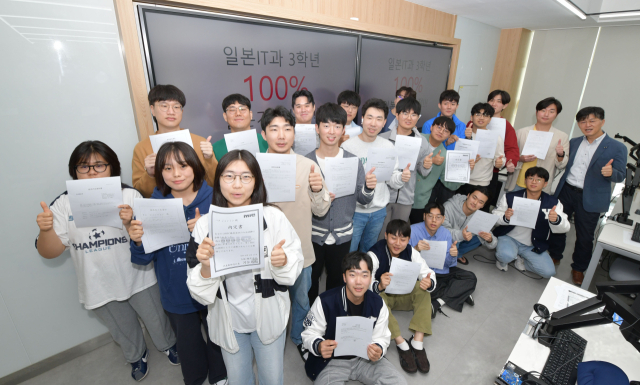 일본 기업에 전원 채용이 확정된 영진전문대 컴퓨터정보계열 일본IT과 3학년생들이 채용내정서를 들고 포즈를 취하고 있다.