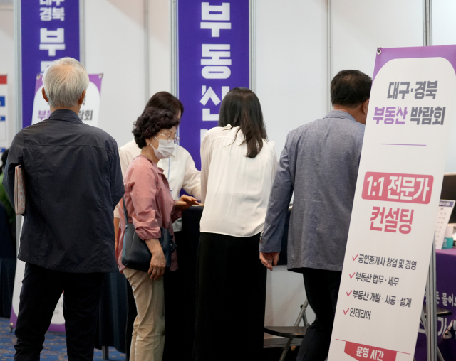 29일 대구 수성구 인터불고 호텔에서 열린 제1회 대구·경북 부동산박람회를 찾은 시민들이 부동산 매매에 대한 상담을 받고 있다. 김영진 기자 kyjmaeil@imaeil.com