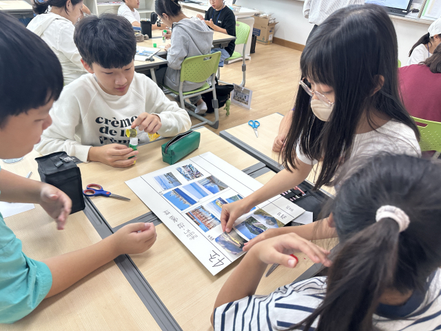 경북교육청이 농산어촌 학교와 도시 학교의 수업 격차 해소를 위해 추진하고 있는 경북형 공동 교육과정의 일환으로 지난 27일 포항 초서초등학교에서 울릉 천북초등학교 학생들이 방문해 양 학교 간 공동 수업을 진행하고 있다. 경북교육청 제공