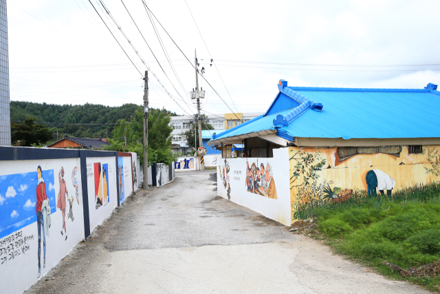 울진 매화면 만화거리. 이상원 기자