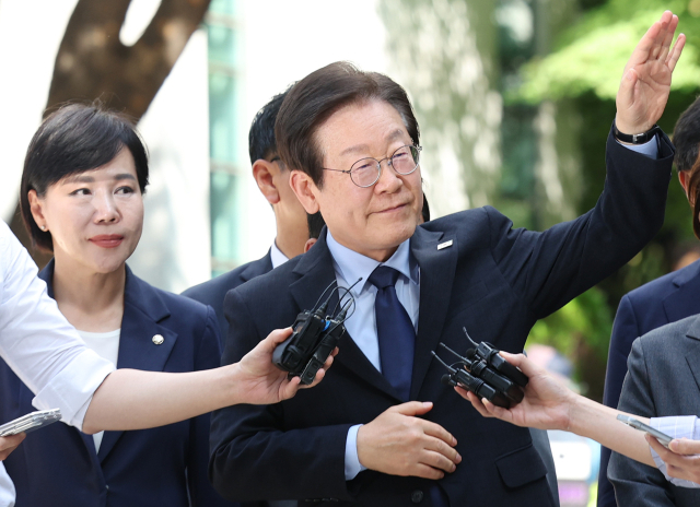 더불어민주당 이재명 대표가 30일 오후 서울 서초구 서울중앙지법에서 열린 위증교사 혐의 관련 1심 결심공판에 출석, 지지자들을 향해 손을 들어 인사하고 있다. 연합뉴스