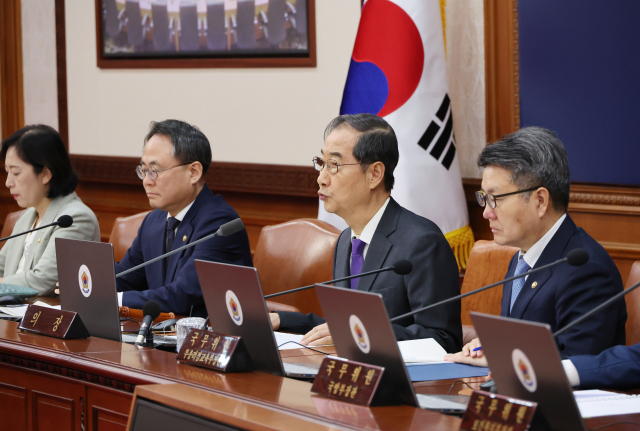 한덕수 국무총리가 30일 서울 종로구 정부서울청사에서 국무회의를 주재하고 있다. 연합뉴스