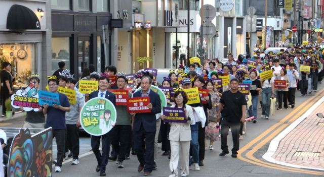 탈춤 축제 속에서 국립 안동의과대 유치를 위한 시민들의 염원이 뜨겁다. 사진은 지난달 27일 거리 홍보 모습. 안동시 제공