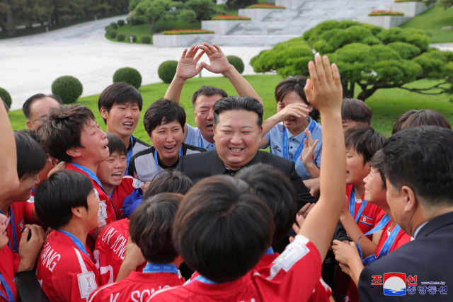 북한 김정은 국무위원장이 지난 30일 2024년 국제축구연맹(FIFA) 20살 이하 여자 월드컵에서 승리를 거둔 축구대표팀 선수들을 만나 격려했다고 조선중앙통신이 1일 보도했다. 연합뉴스