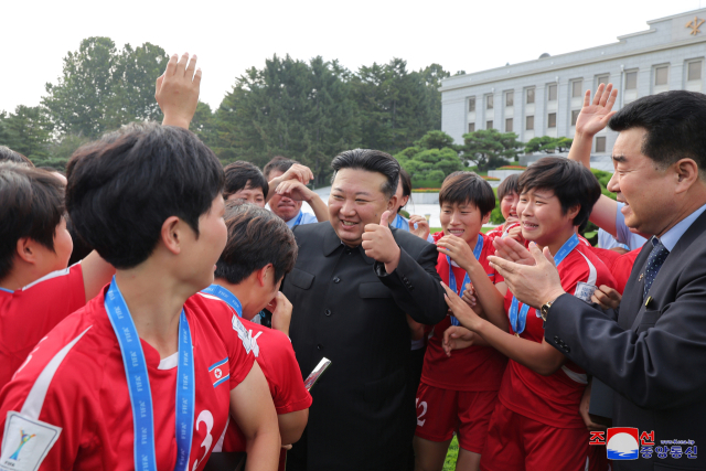 북한 김정은 국무위원장이 지난 30일 2024년 국제축구연맹(FIFA) 20살 이하 여자 월드컵에서 승리를 거둔 축구대표팀 선수들을 만나 격려했다고 조선중앙통신이 1일 보도했다. 연합뉴스