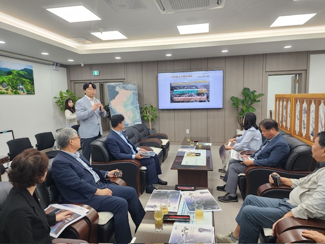 고령군은 고령군의회 의장실에서 군의회 의장·의원들 대상으로 고령 대가야 고도(古都) 지정지구안에 대해 설명했다. 고령군 제공