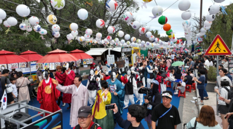 '150만명 찾은 탈춤축제' 안동시장, 성공이끈 직원들에게 큰절