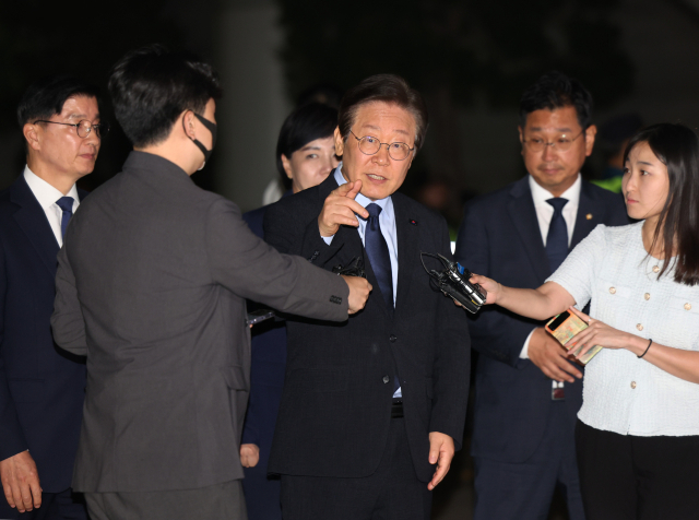 이재명 더불어민주당 대표가 30일 서울 서초구 서울중앙지법에서 열린 위증교사 혐의 관련 1심 결심공판을 마친 뒤 법원을 나서며 취재진의 질문에 답하고 있다. 연합뉴스