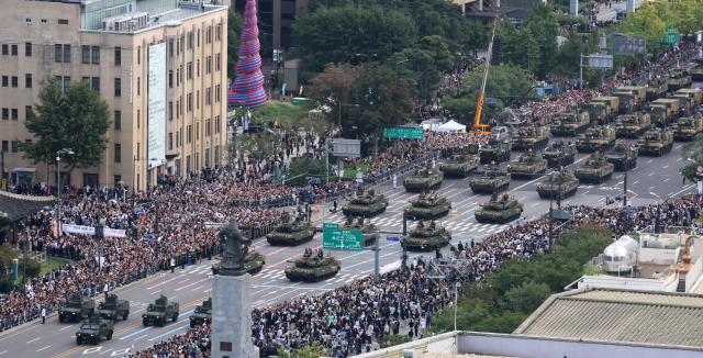 건군 제76주년 국군의 날 시가행진이 열린 1일 서울 중구 세종대로에서 군 지상장비들이 광화문 방향으로 행진하고 있다. 연합뉴스