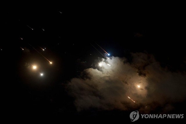 이란에서 발사된 미사일 요격하는 이스라엘 방공망. [AFP=연합뉴스]