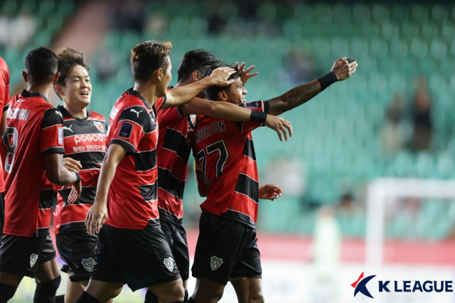 완델손(77번) 골에 기뻐하는 포항 선수들. 한국프로축구연맹 제공