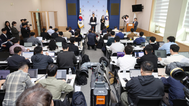 문화체육관광부 최현준 감사관이 2일 서울 종로구 정부서울청사 별관에서 대한축구협회 감독 선임 관련 감사결과 브리핑을 하고 있다. 연합뉴스