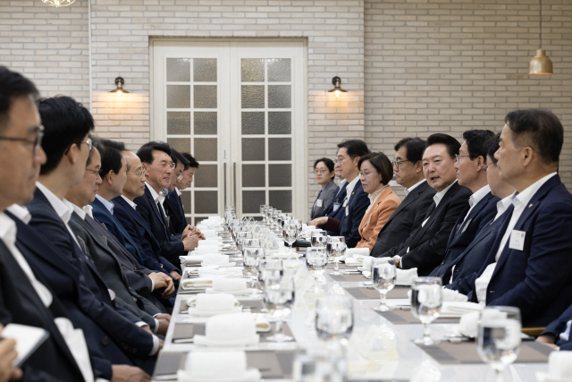 윤석열 대통령이 2일 서울 용산 대통령실 앞 파인그라스에서 열린 국민의힘 원내지도부 초청 만찬에서 참석 의원들과 대화를 나누고 있다. 연합뉴스