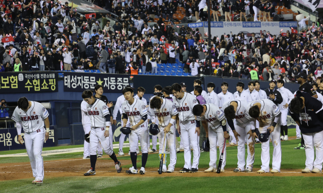 2일 서울 잠실야구장에서 열린 프로야구 와일드카드 결정 1차전 두산 베어스와 kt wiz의 경기에서 패한 두산 선수들이 관중석을 향해 인사하고 있다. 연합뉴스