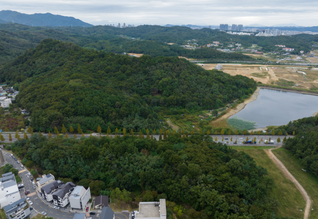 3일 오후 그린벨트에서 해제돼 개발이 진행되고 있는 대구 수성구 연호지구 전경. 연호지구는 2021년 그린벨트 지정 이후 49년만에 일부가 해제된 바 있다. 김영진 기자 kyjmaeil@imaeil.com