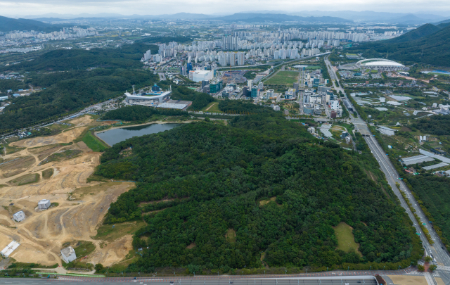 3일 오후 그린벨트에서 해제돼 개발이 진행되고 있는 대구 수성구 연호지구 전경. 연호지구는 2021년 그린벨트 지정 이후 49년만에 일부가 해제된 바 있다. 김영진 기자 kyjmaeil@imaeil.com