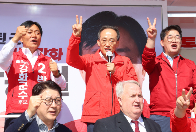 국민의힘 추경호 원내대표가 10·16 재보선 공식 선거운동이 시작된 3일 오후 인천 강화군 수협사거리에서 열린 박용철 강화군수 후보 출정식에서 박 후보의 지지를 호소하고 있다. 연합뉴스