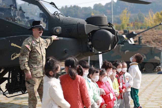 칠곡군 제11회 칠곡낙동강평화축제 및 제15회 낙동강지구전투전승행사에서 어린이들이 아파치 헬기를 체험하고 있다 칠곡군 제공