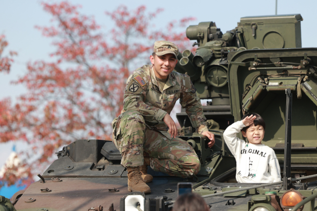 칠곡군 제11회 칠곡낙동강평화축제 및 제15회 낙동강지구전투전승행사에서 어린이가 탱크 타기 체험하고 있다 칠곡군 제공