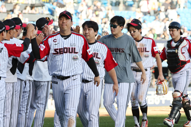 지난달 22일 서울 잠실야구장에서 열린 2024 KBO 프로야구 두산 베어스와 LG 트윈스의 경기에서 승리한 LG 선수들이 서로를 격려하고 있다. 연합뉴스