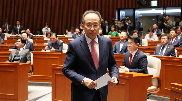 국민의힘 추경호 원내대표가 4일 오전 국회에서 열린 의원총회에서 발언을 하기 위해 단상으로 이동하고 있다. 연합뉴스