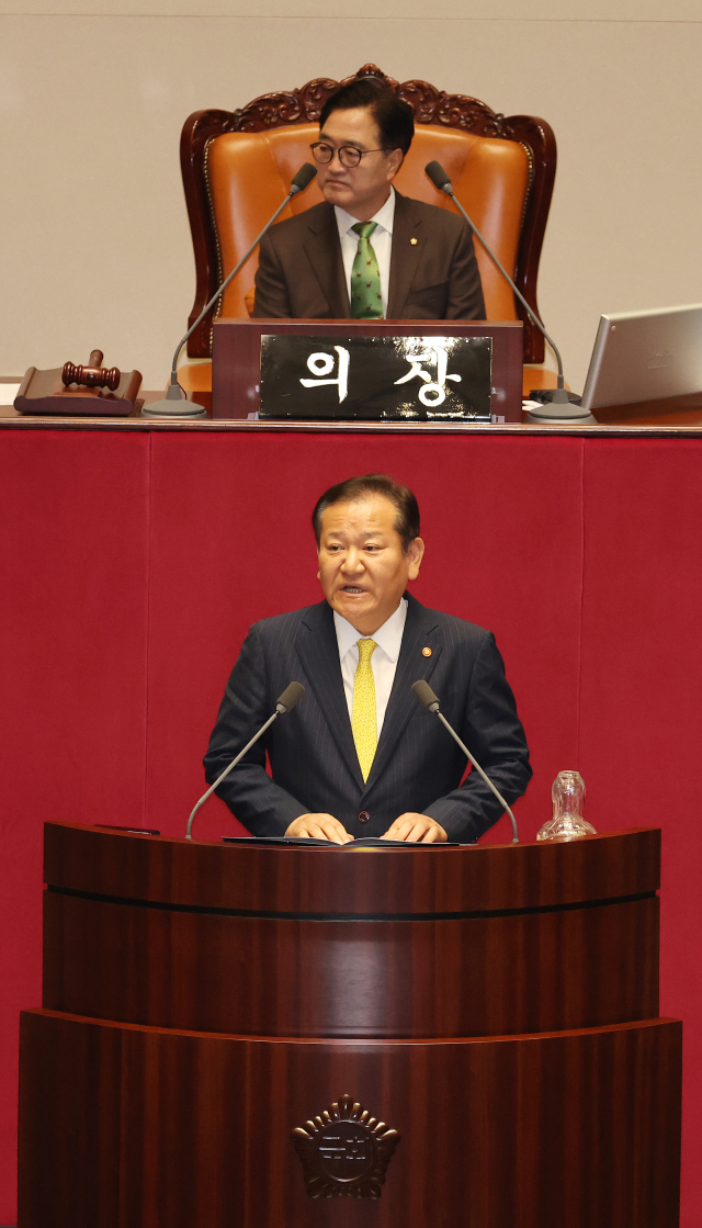 이상민 행정안전부 장관이 4일 오후 열린 국회 본회의에서 윤석열 대통령의 재의 요구로 국회로 돌아온 