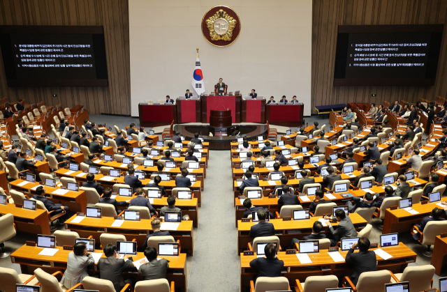 4일 오후 열린 국회 본회의에서 윤석열 대통령의 재의 요구로 국회로 돌아온 