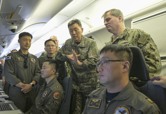 4일 오전 경북 포항 해군항공사령부에서 한미 해군 지휘관들이 P-8A 해상초계기 전력화 현장을 확인하고 있다. 해군항공사령부 제공.