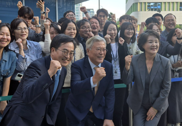 문재인 전 대통령과 부인 김정숙 여사가 4일 오후 경기도청을 방문, 김동연 경기지사와 함께 기념 촬영을 하고 있다. 연합뉴스