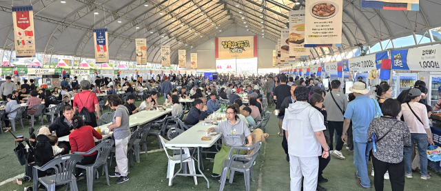 2024안동국제탈춤페스티벌이 축제의 문화산업을 넘어 관광, 음식산업의 융합시대를 열었다는 평가를 얻으면서 열흘 일정이 마무리 됐다. 사진은 더본존 탈춤식당. 엄재진 기자