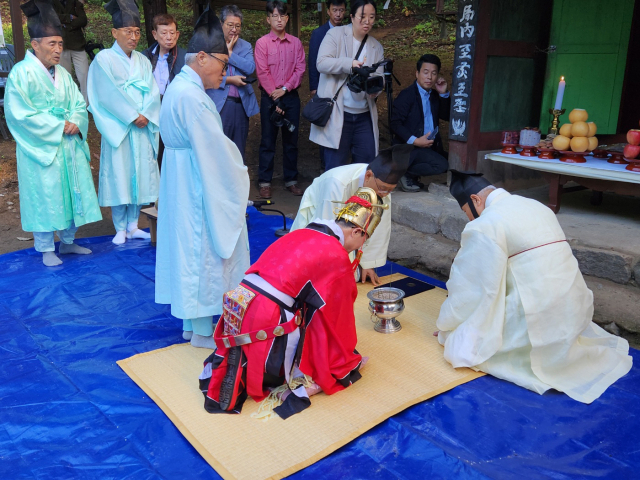 초헌관 이재훈 영주부시장이 제례를 봉행하고 있다. 영주시 제공