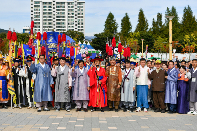 주세붕 군수 행차 재연행사 참석자들이 풍기인삼축제 성공 개최를 외치고 있다. 영주시 제공